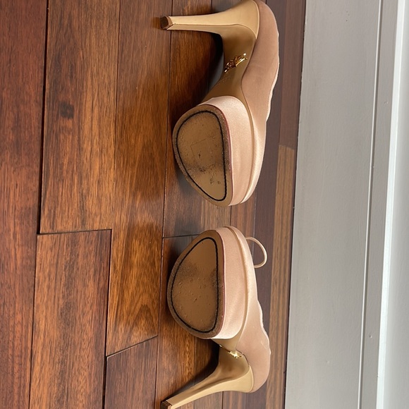 Pre loved and very gently used , pink satin charlotte Olympia pumps. - Picture 3 of 4